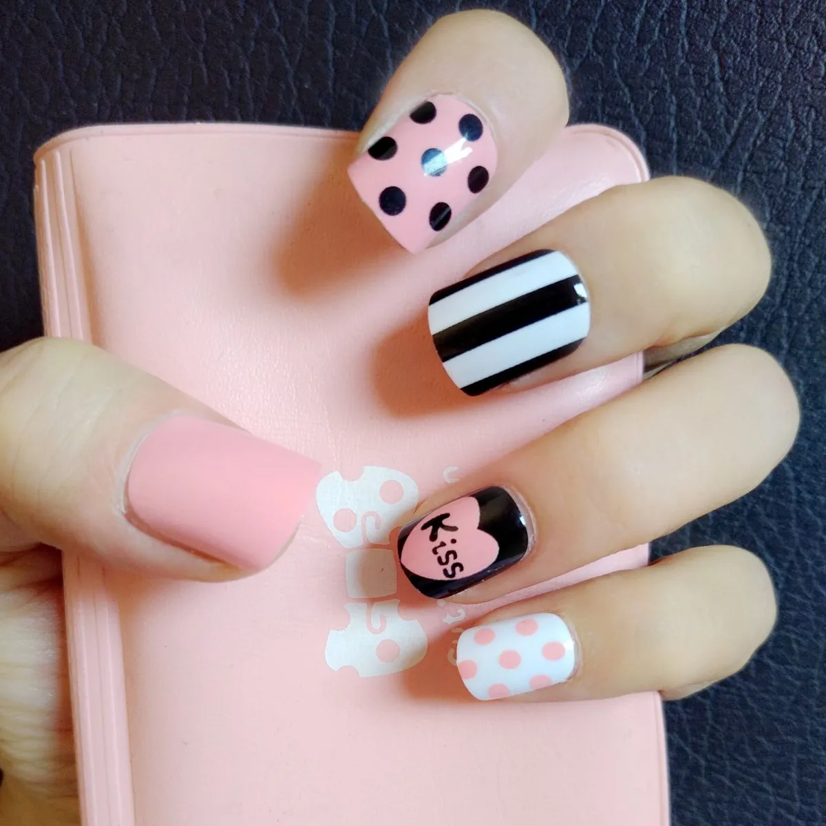 spesifikasi 24 Pcs Indah Datar Palsu Nail Manis Cahaya Merah Muda Kuku Palsu Hitam Stripe Dots Ciuman DIY Nail Art Penuh Penutup Manicure Alat Z120 Jual 24 Pcs Indah Datar Palsu Nail Manis Cahaya Merah Muda Kuku Palsu Hitam Stripe Dots Ciuman DIY Nail Art Penuh Penutup Manicure Alat Z120