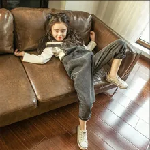 Джинсовые комбинезоны для маленьких девочек Свободные повседневные джинсы для малышей Однотонный черный и синий детский комбинезон модные детские хлопковые штаны Y525