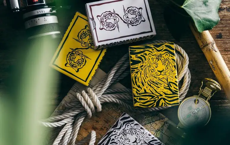 

High quality The Hidden King paper Poker set magic tool playing cards deck Magic Props yellow white collection pokers novelty