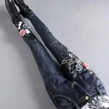 Женские корейские модные узкие джинсы с цветочной вышивкой Женские пикантные блестки украшенный пайетками джинсы больших размеров длинные брюки TB643