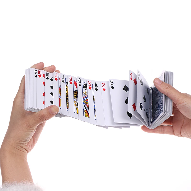 Волшебная колода карт волшебник розыгрыш трюк крупным планом этап покер Prop
