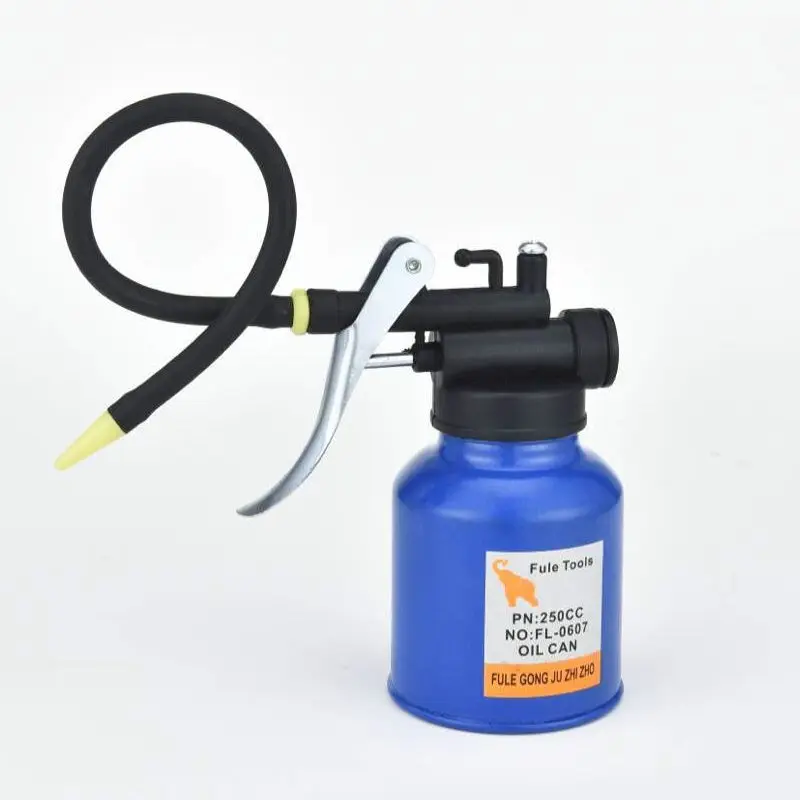 

Oil filling kettle Manual sharp-nosed high-pressure oil kettle Iron pressure oil kettle with Lengthened Rubber Nozzle