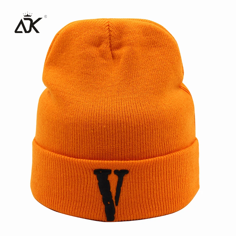 Осень вязаная шапка для девочек Кепки Женская Мода Вышивка V Капот Skullies