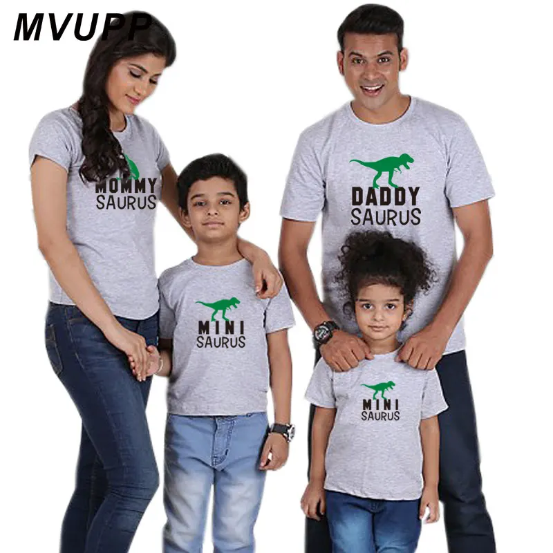 Одинаковая одежда для всей семьи с рисунком динозавра; SAURUS mommy daddy mini me; платья для мамы и дочки; одежда для папы и сына; одежда