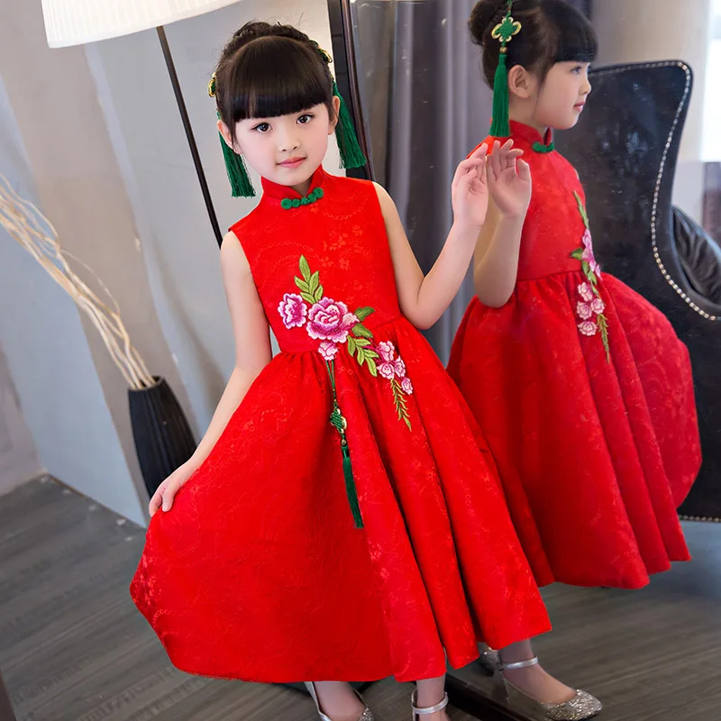 

The princess of children's princess dress stage acting the girl to perform the costume of a vintage dress