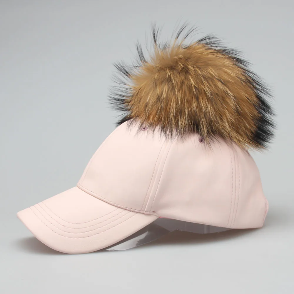 Günstige 2018 15 CM Echt Waschbären Pelz Pompons Hüte Hip Hop Cap Winter Hüte Für Frauen NEUE HERBST Weibliche Warme PU leder Baseball Kappe