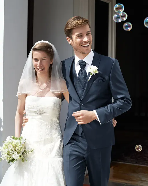 wedding dress for skinny groom