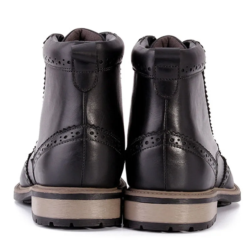 Обувь с перфорацией типа «броги» в британском стиле ретро; мужские байкерские кожаные ботильоны на шнуровке с круглым носком в стиле панк; Зимняя мужская обувь с высоким берцем