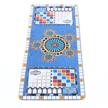 O playmat liso e protetor projetado para azul é perfeito para jogos de cartas, e muitos outros usos