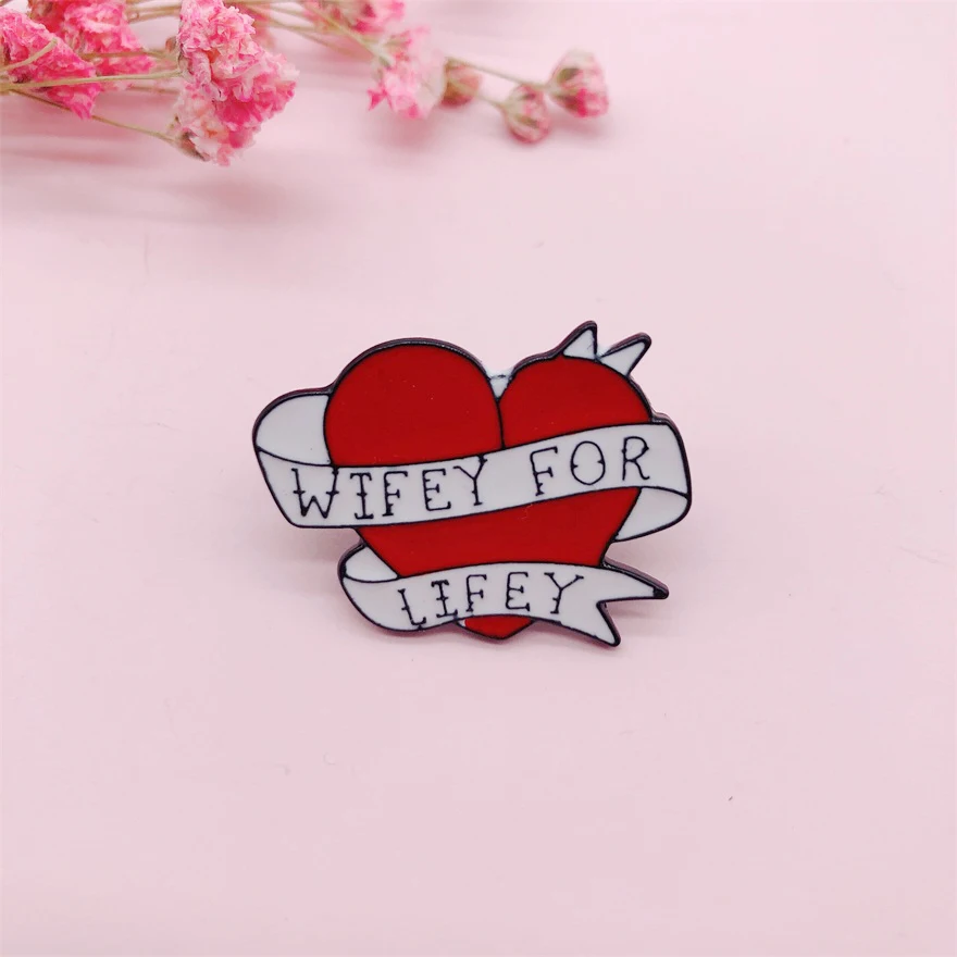Мультяшная белая лента в форме сердца эмалированная брошь WIFEY для LIFEY красный