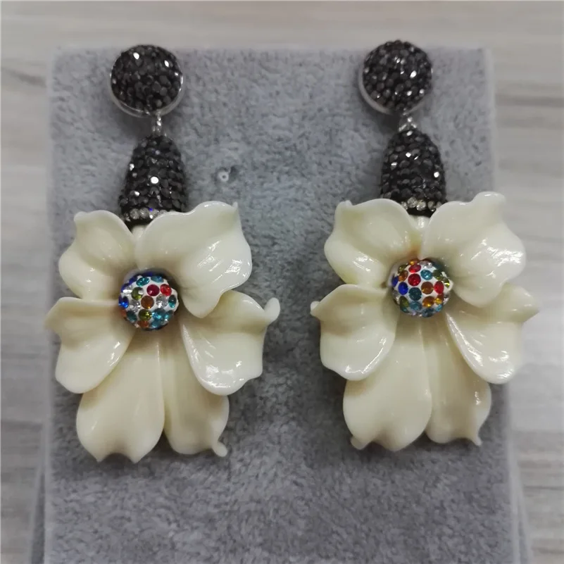 

Vintage Jewelry Flower Natural Beige Resin Flower Blossom Charm with Water Drop Stone Top Dangle Earring For Women Wedding Party