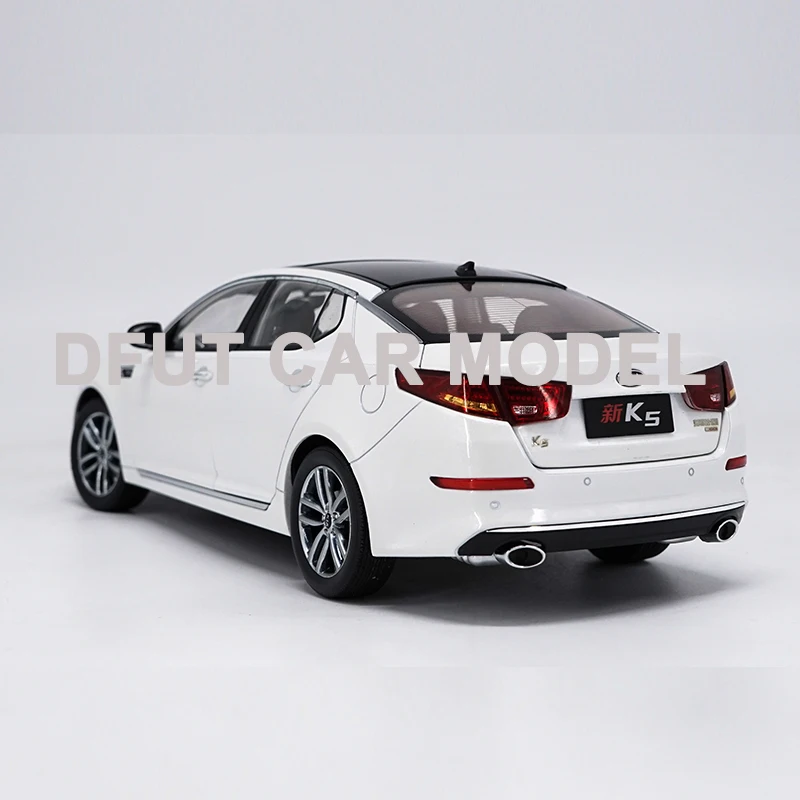 Модель спортивного автомобиля из сплава в масштабе 1:18 KIA K5 детские игрушечные