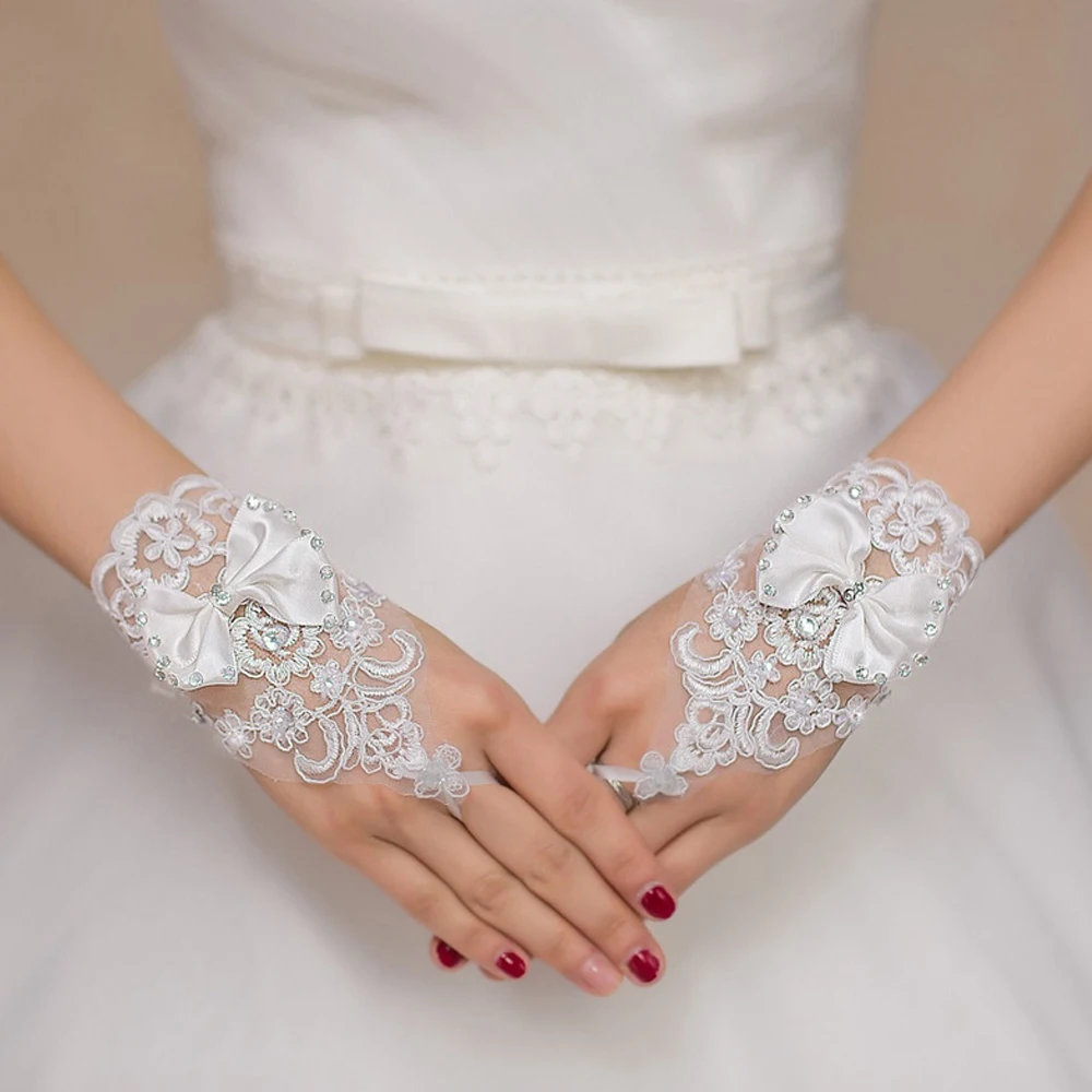 

2018 Hot Sale White Wedding Accessories Bow Elegant Beaded Lace Short Bridal Gloves Fingerless Wedding diy decoration beautiful