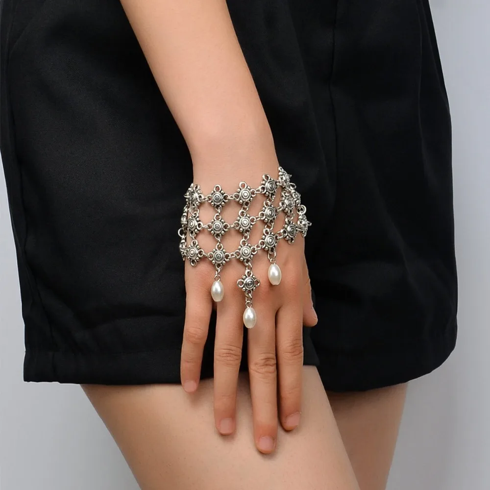 

Boho Vintage Adjustable Imitation Pearl Pendant Antique Bracelet for Women Multilayer Floral Bangles Mitten Haling Hands Jewelry