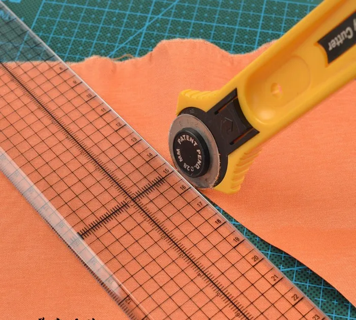 

Good quality seam aligned cutting edge metal ruler, sewing ruler 30cm