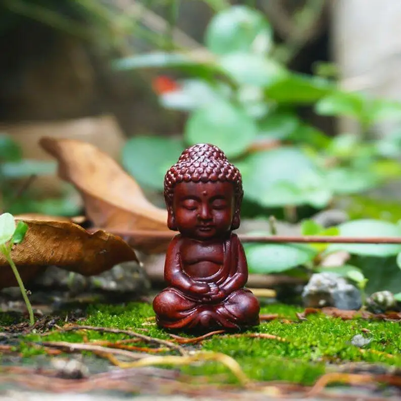 Миниатюрная статуэтка Будды, Будда красного дерева, маленькие статуэтки монахов сказочные Садовые принадлежности украшения для террариума