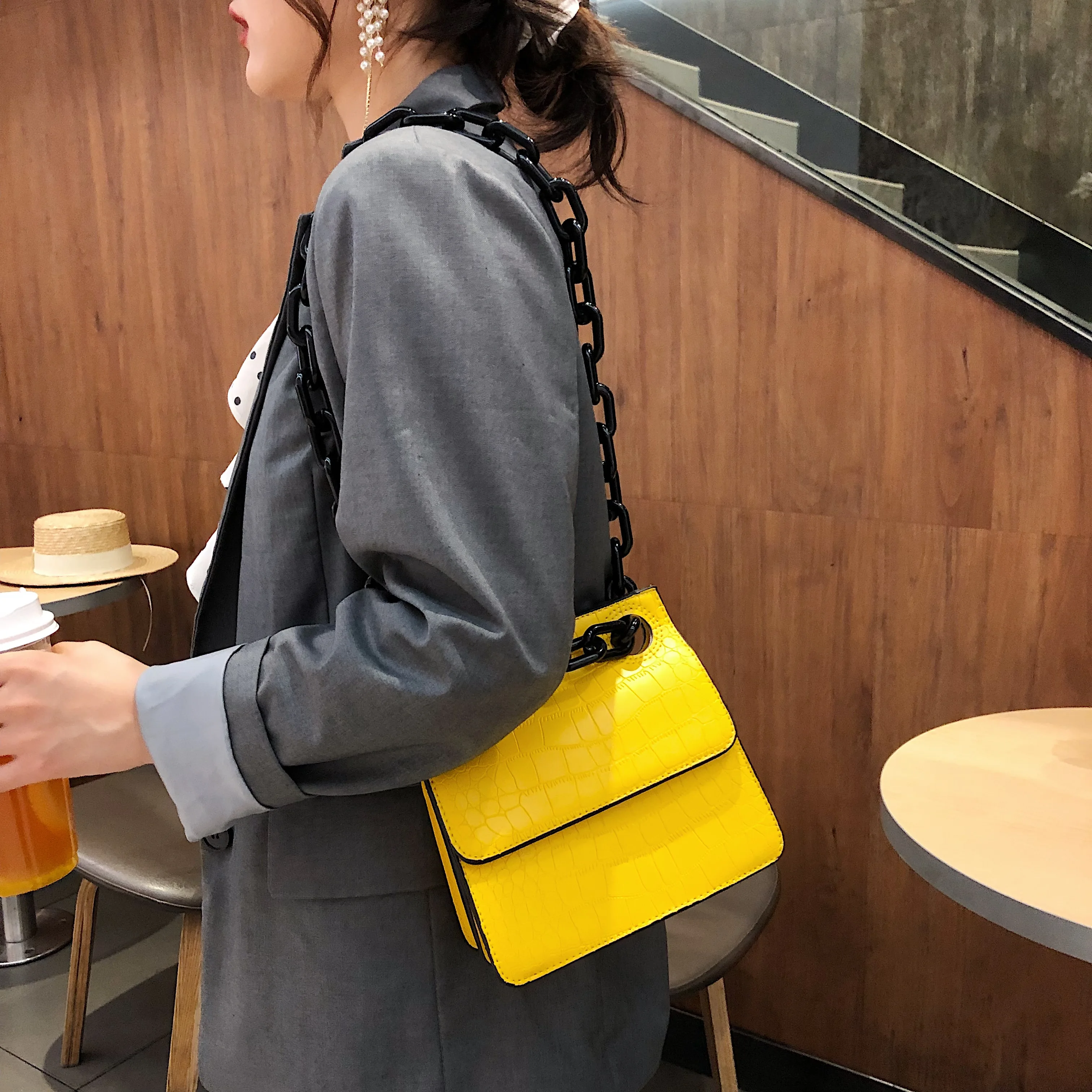 سميكة سلسلة Crossbody حقائب للنساء 2019 الأزياء نمط الحجر صغيرة الكتف حقيبة ساعي السيدات مصمم المحافظ و حقيبة يد سميكة سلسلة Crossbody حقائب للنساء 2019 الأزياء نمط الحجر صغيرة الكتف حقيبة ساعي السيدات مصمم المحافظ و حقيبة يد