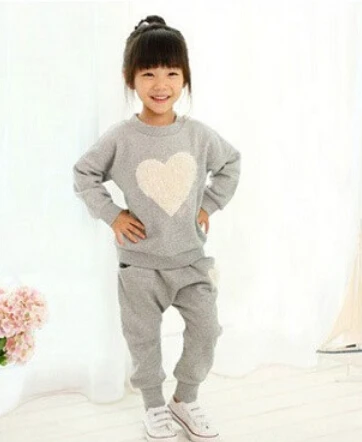 الفتيات مجموعة ملابس الطفل فتاة الحب تصميم طويلة كم بدلات رياضية الخريف و الربيع Twinsets Sweatershirt + السراويل الفتيات مجموعة ملابس الطفل فتاة الحب تصميم طويلة كم بدلات رياضية الخريف و الربيع Twinsets Sweatershirt + السراويل