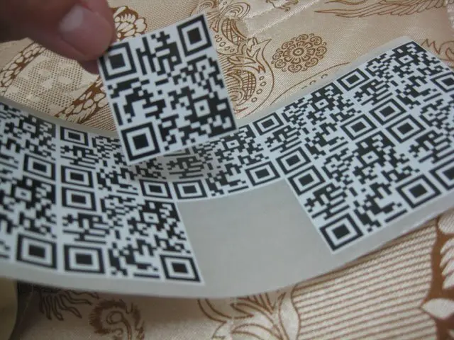 30x30 мм пользовательские напечатанные QR этикетки для нанесения кода, быстрый отклик, самоклеящаяся глянцевая бумага стикер, пункт № CU07