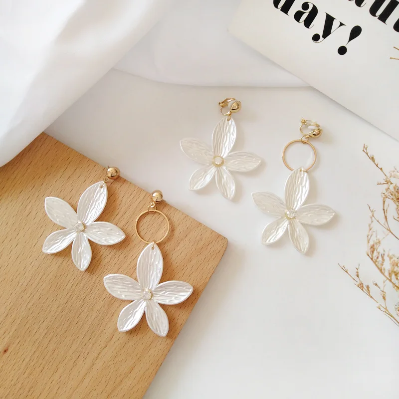 

Asymmetric Lace Acrylic Flower Clips Earrings Without Piercing Hole Geometric Pure White Flower Clip on Earrings No Pierced