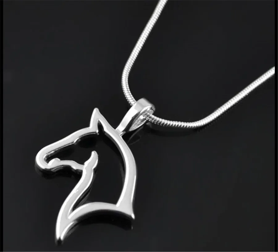 Новая мода серебра милые животные ретро личность выдалбливают голова лошади металла характер Цепочки и ожерелья и подвески для Для женщин элегантные подарки
