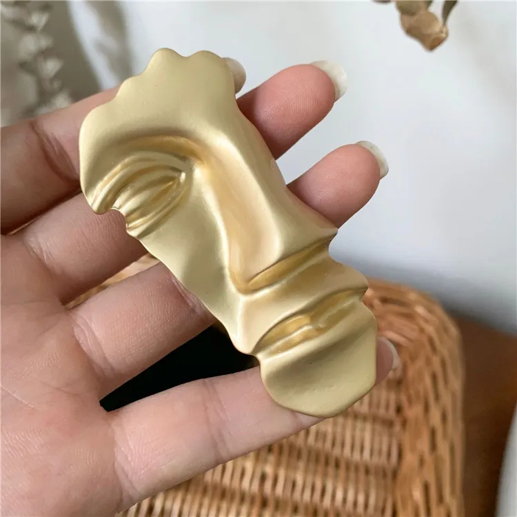 

2019 European Vintage Gold Color Metal Mask Face Brooch Pins For Women Costume Fashion Jewelry Accessories Matte Brooches