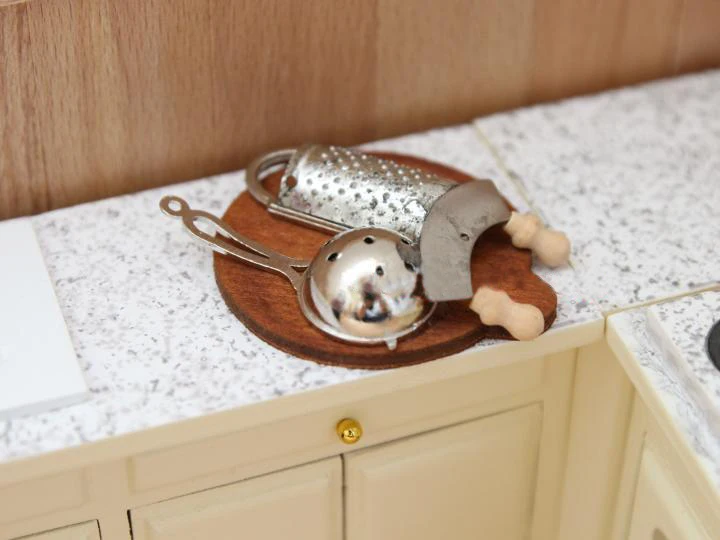 G10-X082 الأطفال طفل هدية لعبة 1:12 دمية مصغرة الأثاث مصغرة rement اكسسوارات منجل مصفاة مجلس مجموعة