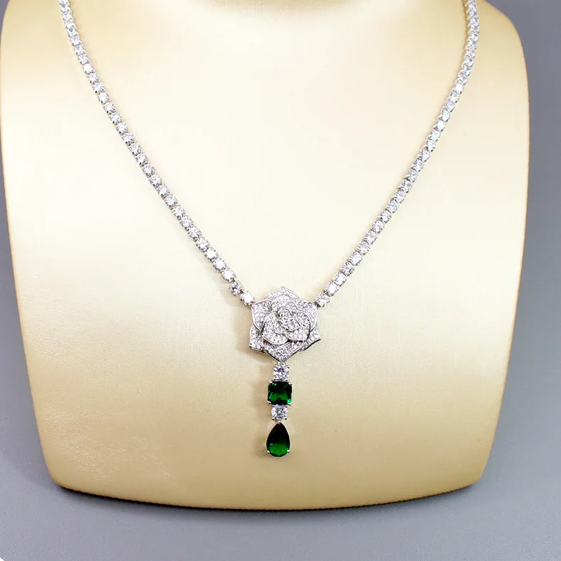 

High Quality Shiny Floral Pendant Women Necklace Luxury Designer Banquet Necklace