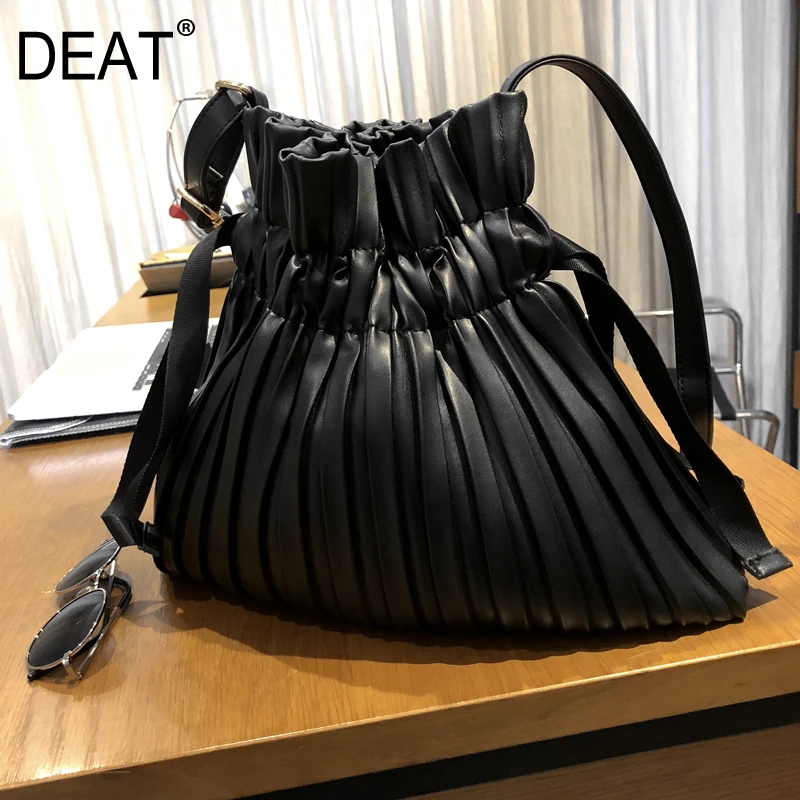 

[DEAT] 2020 Autumn Winter Woman Stylish Black Color Single Shoulder Large Capacity Pleated Drawstring Accessory All Match LE95