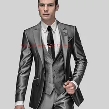 Выполненный на заказ стиль, на одной пуговице, серебристо-серый смокинг для жениха лацкан с тупым углом; Женихи Для мужчин Для Мужчин's костюм для жениха(пиджак+ штаны+ жилет+ галстук-бабочка