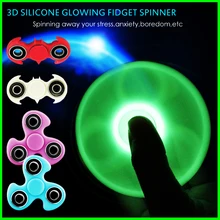 Бэтмен Свет в Темной Стороны Spinner Tri Непоседа Spinner Светящиеся палец Стресс Куб Фокус KeepToy и СДВГ EDC Анти-Стресс игрушка