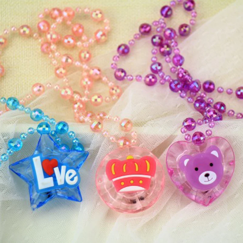 1 шт. новые детские игрушки излучающий светодиодный флеш-подвеска ожерелье игрушки светящиеся игрушки для детей девочек детский день рождения светится в темноте