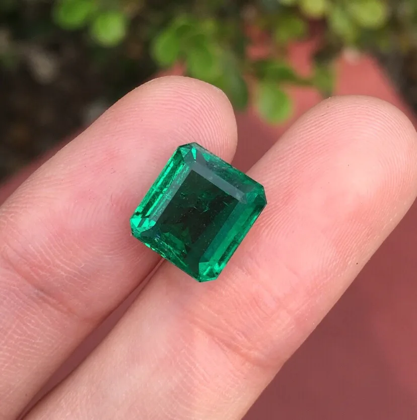 Collection AIGS certificated 4.78ct Faceted Vivid Green Natural Emerald
