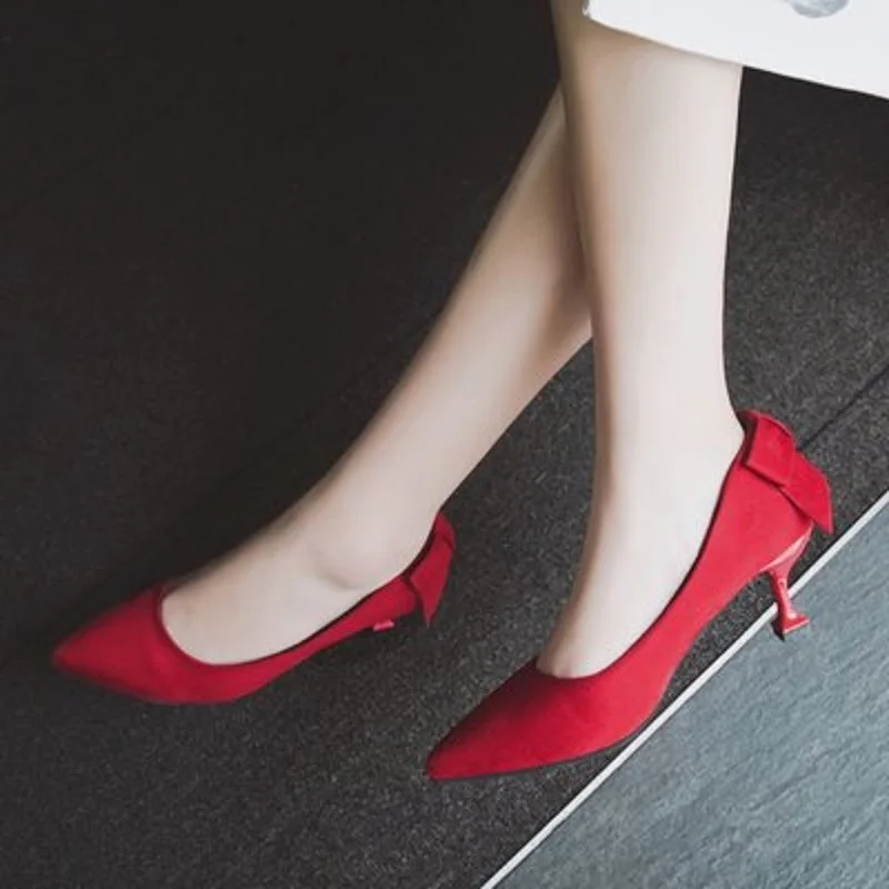 

Cat with shoes with high heels in black fine work shoes with bowknot is pointed shoes the new spring 2019
