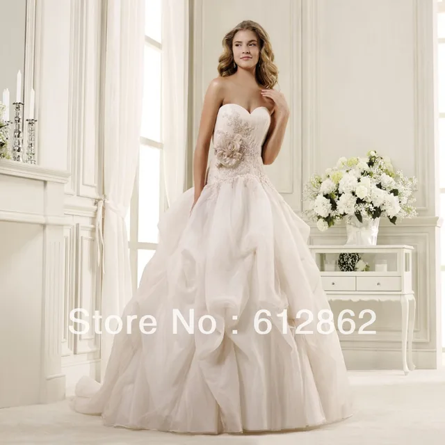 elegante escote corazón sin tirantes con volantes de organza falda