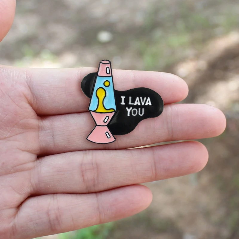 I LAVA YOU The flask выталкивает из черной лавовой Броши Love позволяет вам чувствовать