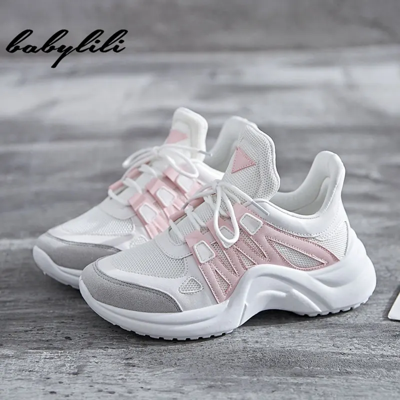 Günstig Turnschuhe Frauen Sommer Vulkanisieren Weibliche Mode Turnschuhe Spitze Weiche Korb Femme Dad Plattform Atmungsaktive Mesh Turnschuhe für Frauen