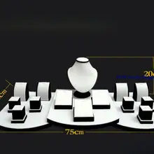 Классический Черный и белый цвета подбора цвета Jewellery реквизит Вертикальная подвеска отдельная половина-длина портрет кадр ожерелье