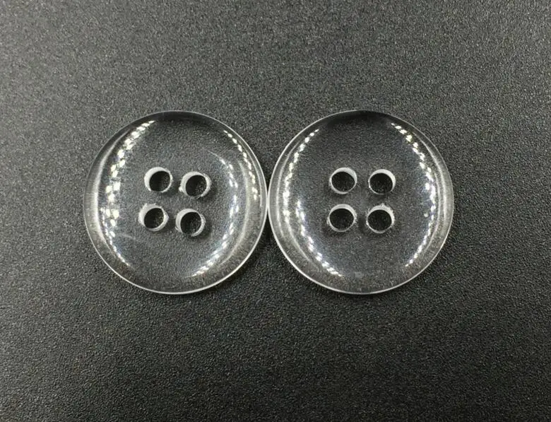 прозрачная пуговица. пластиковая пуговица на прозрачном. пуговицы "прозрачные". прозрачная пуговица с двумя проколами. пуговицы полупрозрачные.