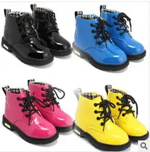Garçons printemps chaussures Mode Bout Rond Doux En Cuir Verni Martin bottes Garçons Et Filles Dentelle Up Militaire hiver bottes pour enfants