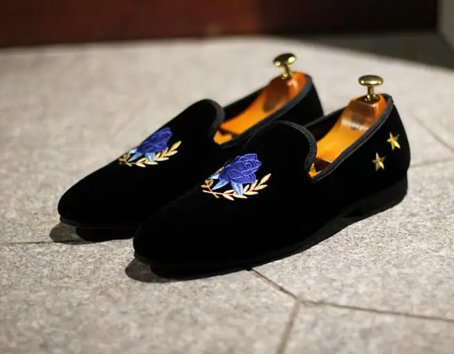 Повседневная мужская обувь черного бархата в британском стиле; Повседневная обувь без застежки на плоской подошве; Новинка года; модная обувь ручной работы для отдыха с вышивкой