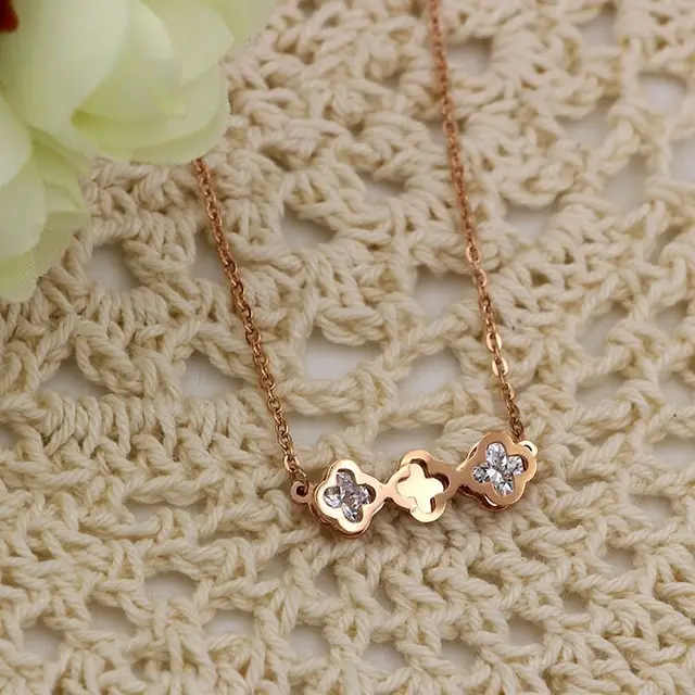 Фото модные ювелирные изделия ожерелье из четырех сердец с цветком цена