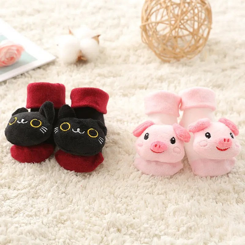 Носки для малышей; нескользящие хлопковые носки-тапочки с изображением куклы из мультфильма с колокольчиками; мягкие Милые сапожки для маленьких девочек и мальчиков