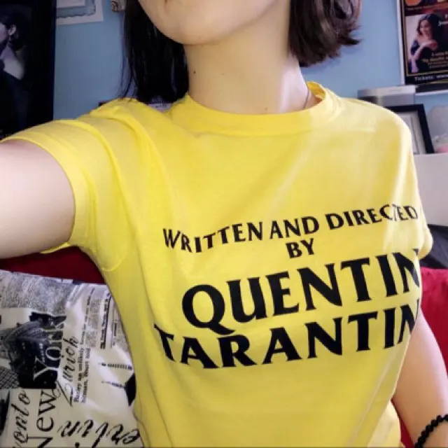 Женская футболка с длинными рукавами и круглым вырезом надписью QUENTIN TARANTINO