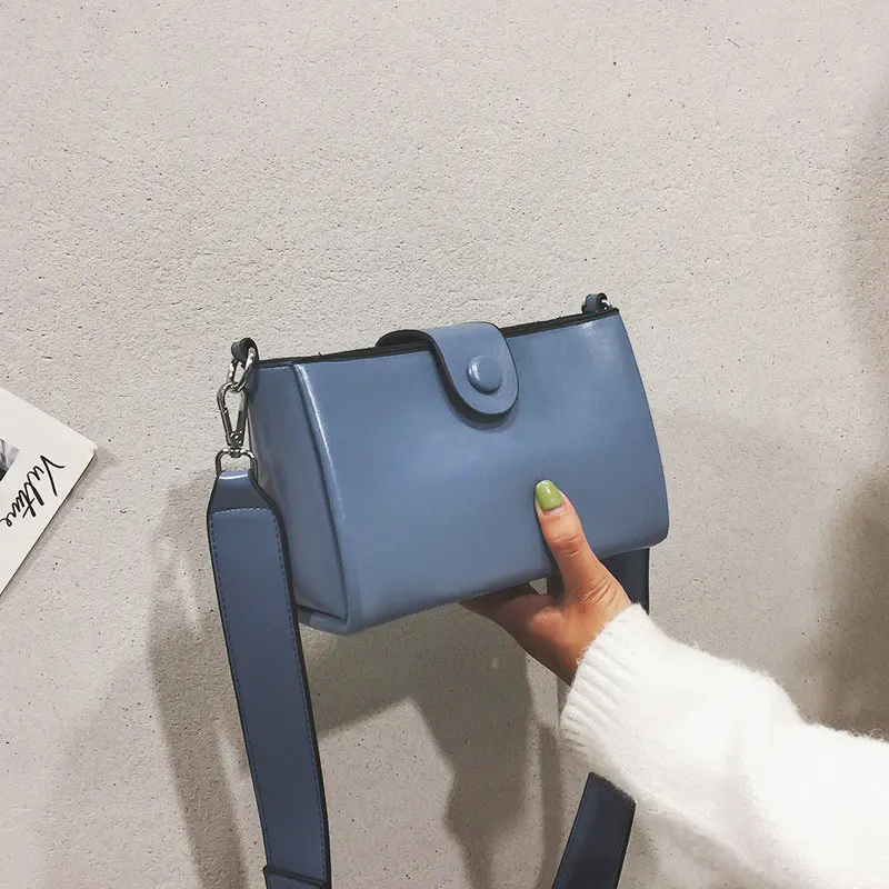 

2019 New One-shoulder Small Square Bags Female Retro Wide Shoulder Ttrap Small Square Pack Shoulder Bag Crossbody Package