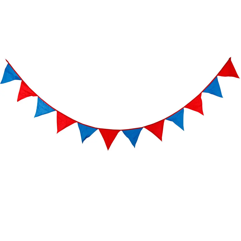 гирлянда из красных флажков. гирлянда флажковая красная. гирлянда из красных флажков. гирлянда-флажки. флажки на веревке.