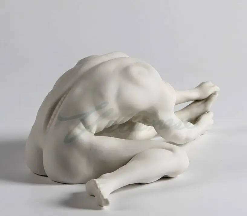 Скульптура в стиле современного искусства белая керамическая рука вытянуть левую ногу человек тело статуя
