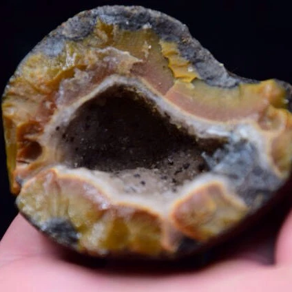 

100% natural crystal 51 * 40MM * 66 yellow Agate Geode mineral crystal specimens to receive the treatment of feng shui ornaments