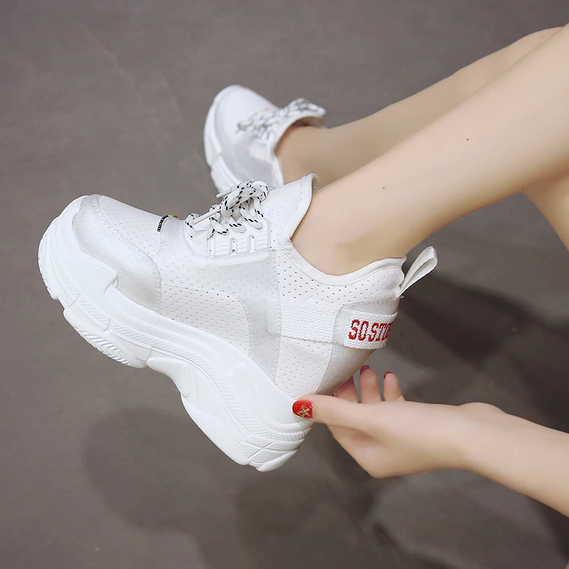Летние женские кроссовки из сетчатого материала; повседневные кроссовки на платформе; белые туфли на танкетке 12 см; дышащая женская обувь, увеличивающая рост