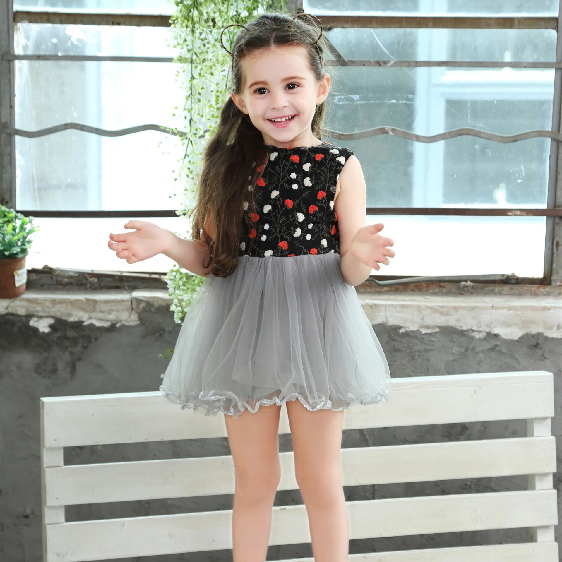

2019 New Girls' Embroidered Dress Fashion V-collar Multi-layers Floral Gauzy Dress Princess Costume Little Girls Clothing Kids